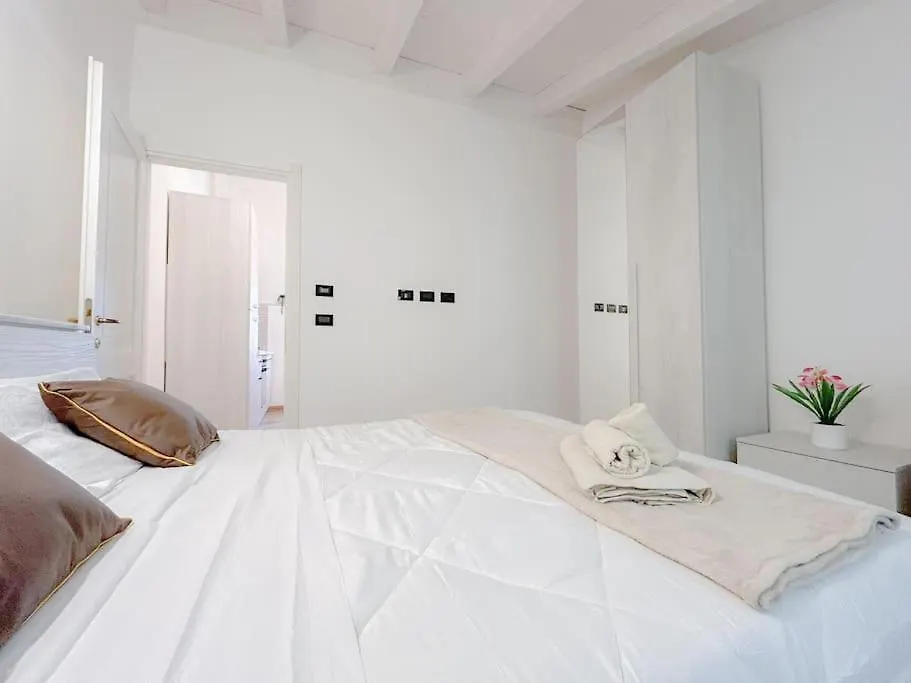 Elegante Suite Via Sestri - Airport - Wifi Genoa Apartment
